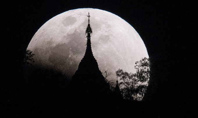 Siêu trăng, trăng máu, trăng xanh hội tụ chiếu sáng bầu trời thế giới